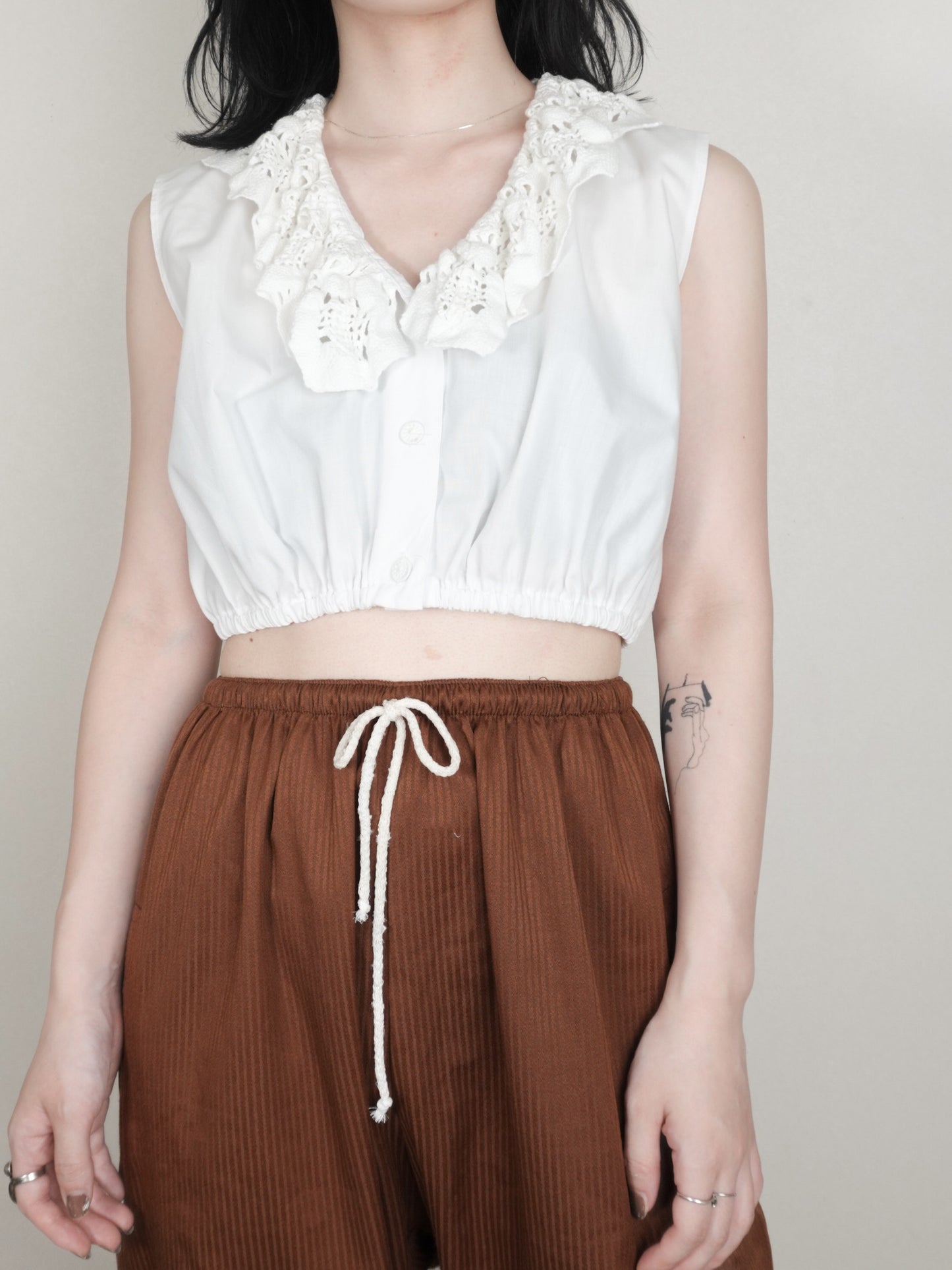 Cropped Lace collar Tops