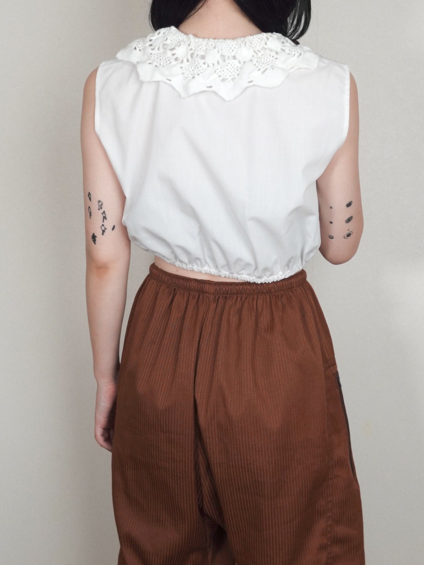 Cropped Lace collar Tops