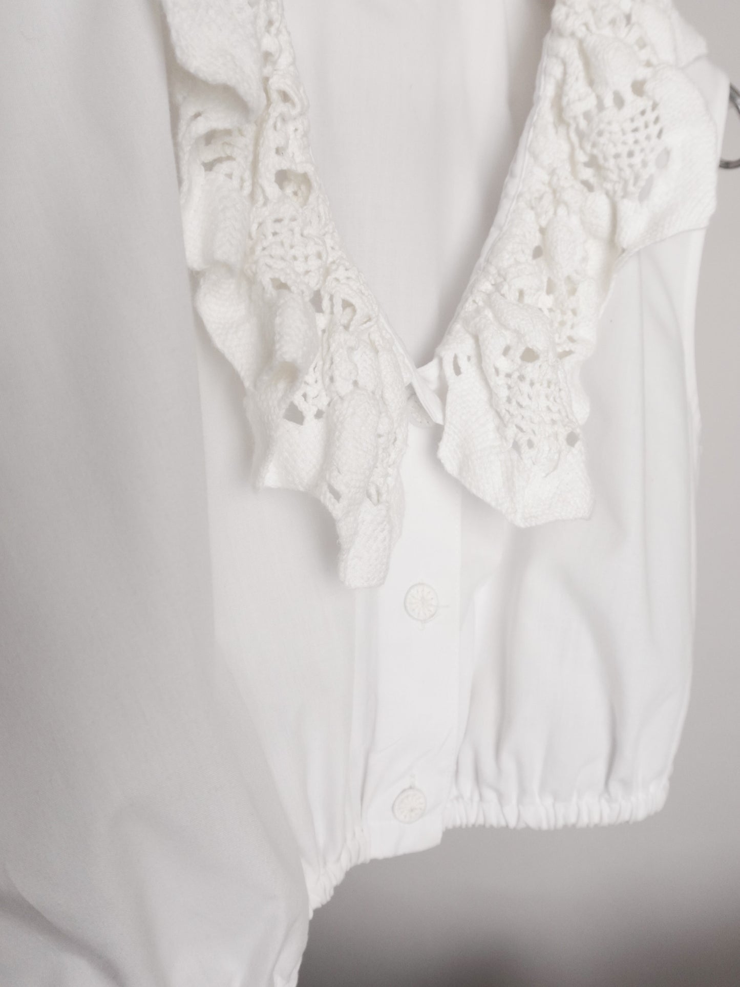 Cropped Lace collar Tops